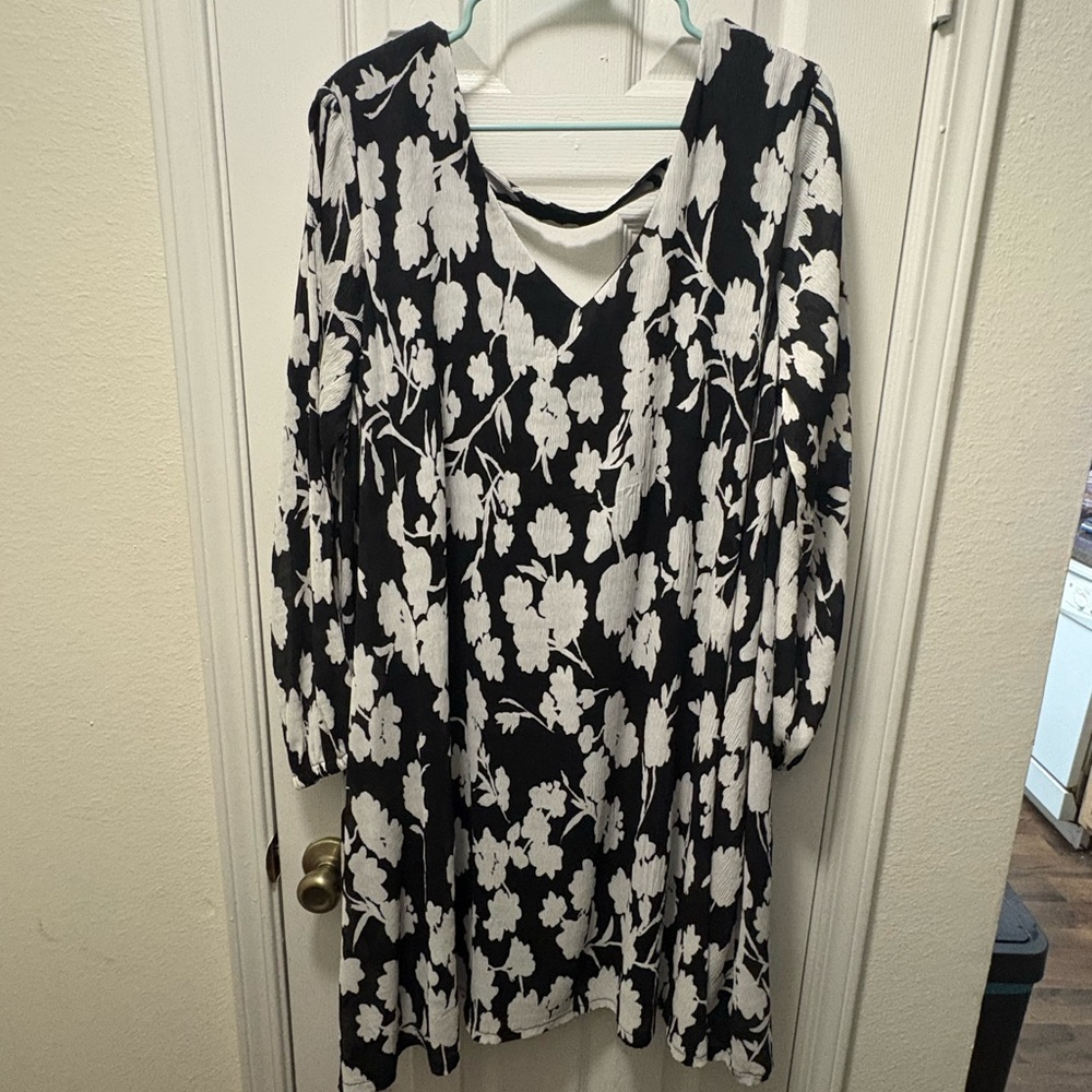 Robbie Bee Black and White Floral V-Neck Top - Picture 2 of 4
